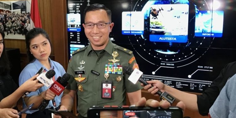 Kepala Biro Hubungan Masyarakat Sekretariat Jenderal Kementerian Pertahanan RI Brigjen TNI Edwin Adrian Sumantha menjawab pertanyaan wartawan saat dia ditemui di Kantor Kementerian Pertahanan RI, Jakarta, Kamis (2/11/2023). ANTARA/Genta Tenri Mawangi.