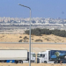 Sejumlah truk antre untuk mengangkut barang bantuan kemanusiaan yang akan diberikan untuk warga Palestina di kawasan Mesir, Senin (6/11/2023). (Foto: Antara/Muhammad Adimaja).