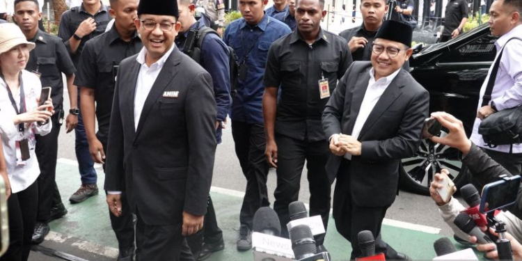 Pasangan calon presiden dan wakil presiden nomor urut 2, Anies Baswedan-Muhaimin Iskandar, mengahadiri acara Deklarasi Kampanye Pemilu Damai Tahun 2024 di Gedung KPU, Jakarta, Senin (27/11/2023). (ANTARA/Aprillio Abdullah Akbar)
