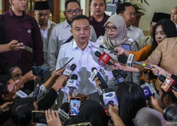 Ketua Harian DPP Partai Gerindra Sufmi Dasco Ahmad (tengah) menjawab pertanyaan wartawan di sela-sela Rapimnas Partai Gerindra di Jakarta, Senin (23/10/2023). (ANTARA FOTO/Galih Pradipta)