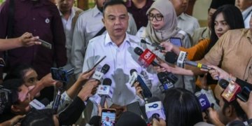 Ketua Harian DPP Partai Gerindra Sufmi Dasco Ahmad (tengah) menjawab pertanyaan wartawan di sela-sela Rapimnas Partai Gerindra di Jakarta, Senin (23/10/2023). (ANTARA FOTO/Galih Pradipta)