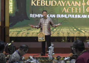 Penjabat Gubernur Aceh Achmad Marzuki, saat memberikan sambutan pada acara jamuan makan malam para pimpinan kontingen Pekan Kebudayaan Aceh (PKA) ke-8, yang dihadiri Menko PMK, Unsur Forkopimda, Bupati/Walikota se-Aceh serta Perwakilan Negara Sahabat dan Tamu Undangan lainnya, di Anjong Mon Mata, Banda Aceh, Minggu (5/11/2023). (Foto: Dok. Humas Aceh)