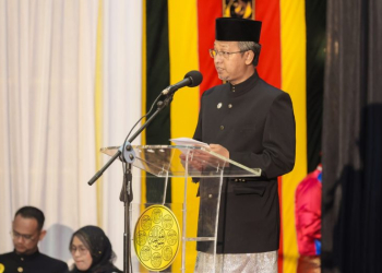 H. Iskandar saat menyampaikan sambutan Penjabat Gubernur Aceh pada Malam Anugerah Kebudayaan Aceh 2023, yang merupakan rangkaian dari Pekan Kebudayaan Aceh ke-8, di Aula Meuligoe Wali Nanggroe, Senin (5/11/2023) malam. (Foto: Dok. Biro Adpim Pemerintah Aceh)