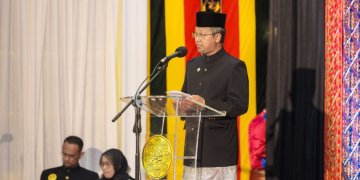 H. Iskandar saat menyampaikan sambutan Penjabat Gubernur Aceh pada Malam Anugerah Kebudayaan Aceh 2023, yang merupakan rangkaian dari Pekan Kebudayaan Aceh ke-8, di Aula Meuligoe Wali Nanggroe, Senin (5/11/2023) malam. (Foto: Dok. Biro Adpim Pemerintah Aceh)