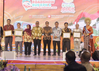 Sekretaris Daerah Aceh Bustami Hamzah foto bersama penerima penghargaan lainnya, usai menerima penghargaan yang diserahkan oleh Deputi Bidang Pendidikan dan Peran Serta Masyarakat KPK RI Wawan Wardiana saat penutupan Road Show Bus KPK dan Road To Hakordia, di Gedung Balai Meuseuraya Aceh, Banda Aceh, Sabtu, (11/11/2023) malam. (Foto: Biro Adpim Pemerintah Aceh)