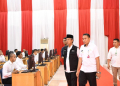 Asisten Administrasi Umum Sekda Aceh, Iskandar, AP didampingi Kepala BKA, Abd Qahar saat meninjau pelaksanaan Seleksi Kompetensi Pegawai Pemerintah dengan Perjanjian Kerja (PPPK) Pemerintah Aceh tahun 2023, di Aula BPSDM Aceh, Banda Aceh, Rabu (15/11/2023). (Foto: Biro Adpim Pemprov Aceh)