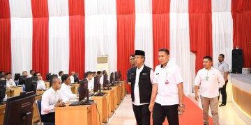 Asisten Administrasi Umum Sekda Aceh, Iskandar, AP didampingi Kepala BKA, Abd Qahar saat meninjau pelaksanaan Seleksi Kompetensi Pegawai Pemerintah dengan Perjanjian Kerja (PPPK) Pemerintah Aceh tahun 2023, di Aula BPSDM Aceh, Banda Aceh, Rabu (15/11/2023). (Foto: Biro Adpim Pemprov Aceh)