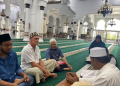 Seorang turis asal Australia Johnny Harry Preston saat mengucapkan syahadat di Masjid Raya Baiturrahman, Banda Aceh pada Jumat. (17/11/2023). (Foto: Dok. Ima)