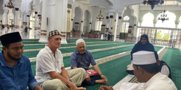 Seorang turis asal Australia Johnny Harry Preston saat mengucapkan syahadat di Masjid Raya Baiturrahman, Banda Aceh pada Jumat. (17/11/2023). (Foto: Dok. Ima)