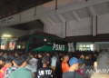 Penonton Persiraja Banda Aceh saat mengerumuni bus pemain PSMS Medan usai laga di stadion Harapan Bangsa Banda Aceh, Sabtu malam (18/11/2023) (ANTARA/Rahmat Fajri)