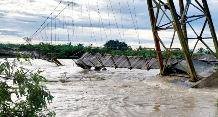 Gampong Cot Manggie, Kecamatan Panton Reu, Kabupaten Aceh Barat, Aceh, terisolasi setelah jembatan akses satu-satunya putus, Senin (20/11/2023) malam. (Foto: Dok. Samsul Bahri)