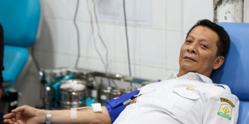 Penjabat Gubernur Aceh, Achmad Marzuki, saat mengikuti kegiatan donor darah rutin ASN Pemerintah Aceh, di Unit Donor Darah PMI Kota Banda Aceh, Rabu, (22/11/2023). (Foto: Dok. Biro Adpim Pemprov Aceh)