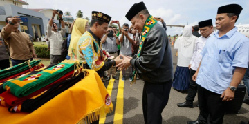 Penjabat Gubernur Aceh Achmad Marzuki, didampingi Ketua TP PKK Aceh Ny. Ayu Marzuki beserta rombongan. (Foto: Biro Adpim Pemprov Aceh)