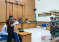 Oditur Militer Letkol Chk Upen Jaya Supena saat membacakan tuntutan dalam sidang kasus pembunuhan Imam Masykur di Pengadilan Militer II-08 Jakarta, Cakung, Jakarta Timur, Senin (27/11/2023). (Foto: Antara/Syaiful Hakim)