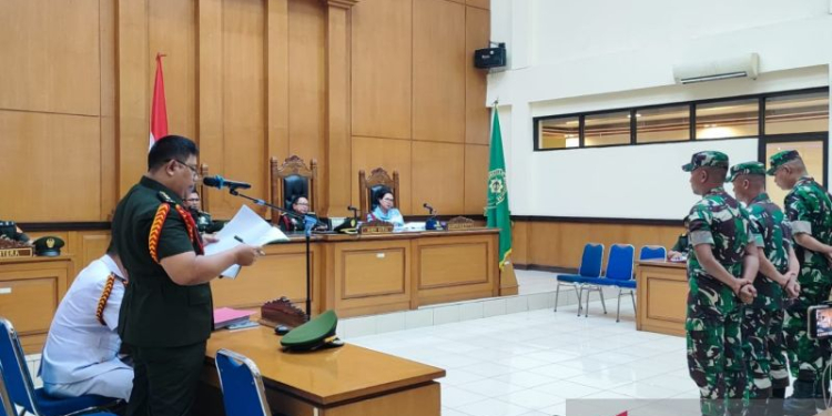 Oditur Militer Letkol Chk Upen Jaya Supena saat membacakan tuntutan dalam sidang kasus pembunuhan Imam Masykur di Pengadilan Militer II-08 Jakarta, Cakung, Jakarta Timur, Senin (27/11/2023). (Foto: Antara/Syaiful Hakim)