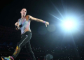 Vokalis grup band Coldplay Chris Martin beraksi saat membawakan hits andalannya dalam konser di Stadion Utama Gelora Bung Karno (SUGBK) Senayan, Jakarta, Rabu (15/11/2023). (Foto: Antara/M Risyal Hidayat)