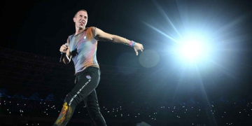 Vokalis grup band Coldplay Chris Martin beraksi saat membawakan hits andalannya dalam konser di Stadion Utama Gelora Bung Karno (SUGBK) Senayan, Jakarta, Rabu (15/11/2023). (Foto: Antara/M Risyal Hidayat)