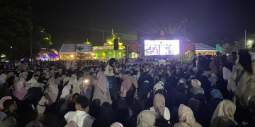 Pengunjung memadati acara pembukaan Pekan Kebudayaan Aceh (PKA) ke 8 yang diselenggarakan di Taman Sulthanah Safiatuddin, Banda Aceh, Sabtu, (4/11/2023) malam. (Foto: Alibi/Fahzian Aldevan)
