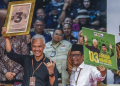 Calon presiden dan calon wakil presiden Ganjar Pranowo (kiri) dan Mahfud Md (kanan) menunjukkan nomor hasil undian pada Rapat Pleno Terbuka Pengundian dan Penetapan Nomor Urut Pasangan Capres dan Cawapres Pemilu Tahun 2024 di Gedung KPU, Jakarta, Selasa (14/11/2023). (Foto: Antara/Galih Pradipta)