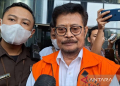 Mantan menteri pertanian Syahrul Yasin Limpo usai diperiksa penyidik KPK di Gedung Merah Putih KPK, Jakarta Selatan, Kamis (23/11/2023). (Foto: Antara/Fianda Sjofjan Rassat)