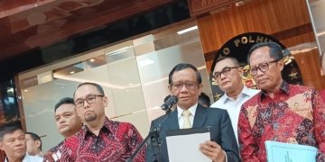 Menteri Koordinator Bidang Politik, Hukum, dan Keamanan (Menkopolhukam) Mahfud Md menyampaikan laporan Satgas TPPU, di Kantor Kemenko Polhukam, Jakarta, Rabu (1/11/2023). (Foto:Dok. Antara/Rina Nur Anggraini)