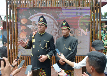 Pj Wali Kota Sabang Reza Fahlevi (Kiri) saat di Anjungan PKA Sabang, Minggu (5/11/2023). (Foto: Dok. Humas Sabang)