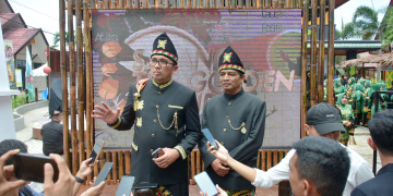 Pj Wali Kota Sabang Reza Fahlevi (Kiri) saat di Anjungan PKA Sabang, Minggu (5/11/2023). (Foto: Dok. Humas Sabang)
