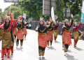 2.025 peserta tampil mengenakan busana adat atau motif khas dari masing-masing daerah di Pawai Budaya Pekan Kebudayaan Aceh (PKA) ke-8 yang diikuti 23 kabupaten/kota berlangsung semarak pada Minggu, (5/11/2023). (Foto: Fahzian Aldevan)