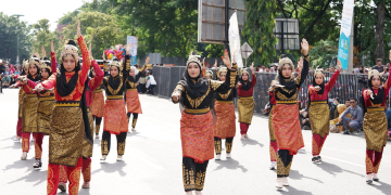 2.025 peserta tampil mengenakan busana adat atau motif khas dari masing-masing daerah di Pawai Budaya Pekan Kebudayaan Aceh (PKA) ke-8 yang diikuti 23 kabupaten/kota berlangsung semarak pada Minggu, (5/11/2023). (Foto: Fahzian Aldevan)