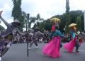 Kontigen Pidie saat di Pawai Budaya Pekan Kebudayaan Aceh (PKA) ke-8 yang diikuti 23 kabupaten/kota berlangsung semarak pada Minggu, (5/11/2023). (Foto: Alibi/Fahzian Aldevan)