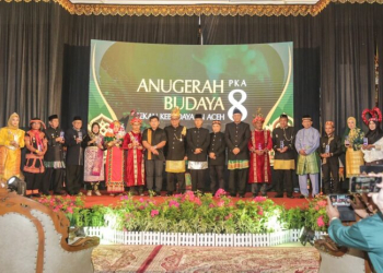 Anugerah Budaya dalam rangkaian PKA-8 di Meuligoe Wali Nanggroe, Senin 6 November 2023. (Foto: MC/HDR)