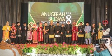 Anugerah Budaya dalam rangkaian PKA-8 di Meuligoe Wali Nanggroe, Senin 6 November 2023. (Foto: MC/HDR)