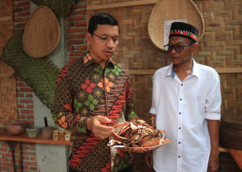 Ketua DPRK Banda Aceh, Farid Nyak Umar saat meninjau pameran tunggal rempah dalam manuskrip Aceh yang diselenggarakan Kolektor Manuskrip Aceh Tarmizi A Hamid, di Ie Masen Kaye Adang, Minggu (05/11/2023). (Foto: Dok. DPRK Banda Aceh)