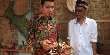 Ketua DPRK Banda Aceh, Farid Nyak Umar saat meninjau pameran tunggal rempah dalam manuskrip Aceh yang diselenggarakan Kolektor Manuskrip Aceh Tarmizi A Hamid, di Ie Masen Kaye Adang, Minggu (05/11/2023). (Foto: Dok. DPRK Banda Aceh)