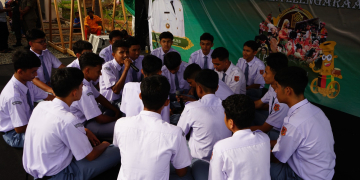 Siswa Sekolah Menengah Atas (SMA) di Anjungan PKA Aceh Utara, Taman Sulthanah Safiatuddin, Banda Aceh, Selasa, (7/11/2023). (Foto: Fahzian Aldevan)