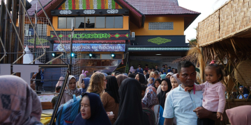 Keramaian pengunjung di anjungan PKA Sabang, di Taman Sulthanah Safiatuddin, Banda Aceh, Rabu (8/11/2023). (Foto: Fahzian Aldevan)