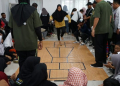 Lomba permainan rakyat Engklek pada PKA-8 di Banda Aceh, Rabu, (8/11/2023). (Foto: Fahzian Aldevan)