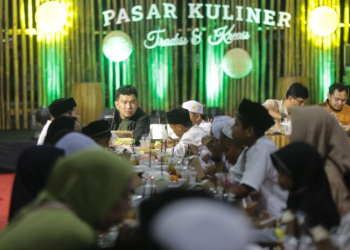 Kadisbudpar Aceh, Almuniza Kamal makan malam bersama anak-anak yatim di Pasar Kuliner PKA-8, Kamis, 9 November 2023. (Foto : MC/HDR