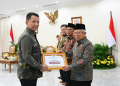 Wakil Presiden RI Ma'ruf Amin menyerahkan penghargaan kepada Penjabat Gubernur Aceh Achmad Marzuki, dalam Rapat koordinasi Nasional dan penyerahan insentif fiskal tahun berjalan untuk kategori kinerja penghapusan kemiskinan ekstrem tahun 2023, di Istana Wakil Presiden RI, Jakarta, Kamis, (9/11/2023).