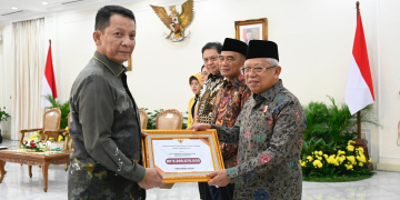 Wakil Presiden RI Ma'ruf Amin menyerahkan penghargaan kepada Penjabat Gubernur Aceh Achmad Marzuki, dalam Rapat koordinasi Nasional dan penyerahan insentif fiskal tahun berjalan untuk kategori kinerja penghapusan kemiskinan ekstrem tahun 2023, di Istana Wakil Presiden RI, Jakarta, Kamis, (9/11/2023).