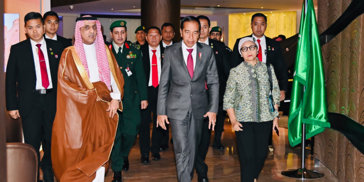 Presiden Jokowi tiba di Riyadh, Arab Saudi, untuk mengikuti KTT OKI, Sabtu (11/11/2023), pagi. (Foto: BPMI Setpres)