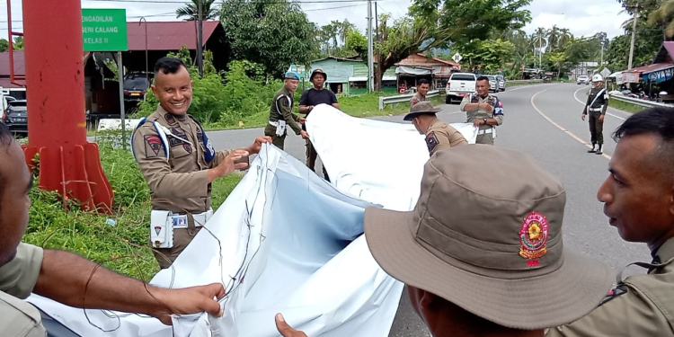 Satpol PP bersama Panwaslih Aceh Jaya melakukan penertiban Alat Peraga Kampanye (APK) di Aceh Jaya, Senin (13/11/2023). (Foto: Dok. Satpol-PP Aceh Jaya)