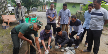Peletakan batu pertama pembangunan rumah layak huni untuk veteran di Aceh Barat. (Foto: Dok. PT Mifa)