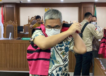 Direktur PT Multimedia Berdikari Sejahtera Windi Purnama mengenakan rompi tahanan setelah mendengar dakwaan jaksa penuntut umum di Pengadilan Tindak Pidana Korupsi Jakarta, Kamis (16/11/2023). (Foto: Antara/Fath Putra Mulya)