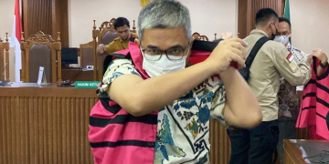 Direktur PT Multimedia Berdikari Sejahtera Windi Purnama mengenakan rompi tahanan setelah mendengar dakwaan jaksa penuntut umum di Pengadilan Tindak Pidana Korupsi Jakarta, Kamis (16/11/2023). (Foto: Antara/Fath Putra Mulya)