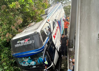 Kondisi bus Kurnia usai mengalami kecelakaan tunggal di jalan Medan – Banda Aceh tepatnya di Desa Mane Tunong, Kecamatan Muara Batu, Aceh Utara, Sabtu (18/11/2023). (Foto: Dok. Polres Lhokseumawe)