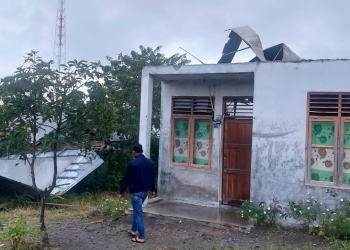 Puluhan rumah mengalami kerusakan akibat bencana putting beliung di Bener Meriah, Aceh, Jumat, (17/11/2023). (Foto: Alibi/Dok. Polres Bener Meriah)