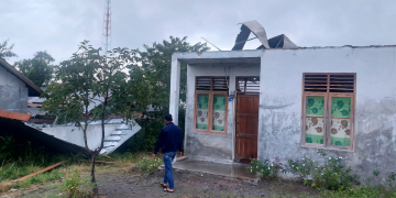 Puluhan rumah mengalami kerusakan akibat bencana putting beliung di Bener Meriah, Aceh, Jumat, (17/11/2023). (Foto: Alibi/Dok. Polres Bener Meriah)