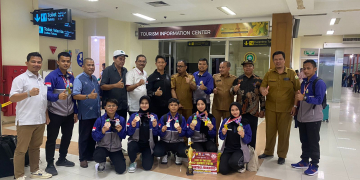 Para atlet karate Aceh swafoto bersama usai meraih delapan medali emas dan dua perak. (Foto: Dok Koni Aceh)