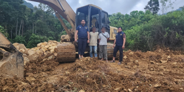 Polisi mengamankan alat berat jenis ekskavator di lokasi tambang ilegal di Gunung Kapur, Kecamatan Trumon Tengah, Kabupaten Aceh Selatan. (Foto: Dok. Polda Aceh)